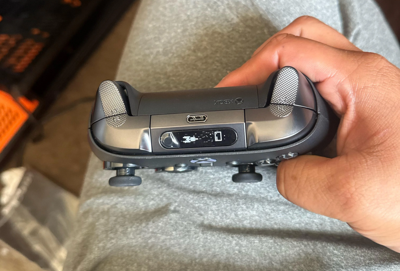 Xbox Elite Series 3 touchscreen LCD and on-device menu interface