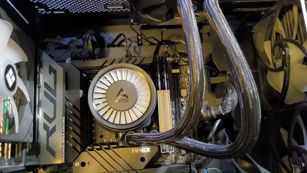 Custom DDR5-7800 RAM modules installed on ROG Maximus Z790 Apex Encore