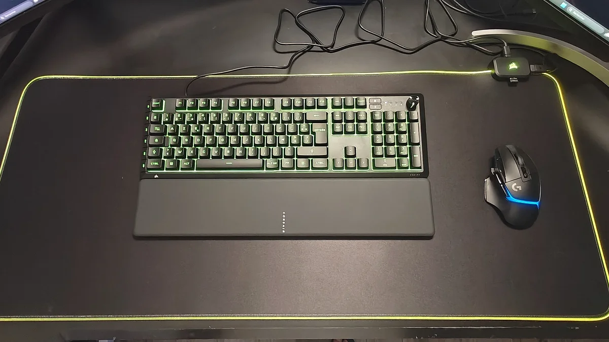 Corsair MM700 RGB Extended XL gaming mouse pad USB hub