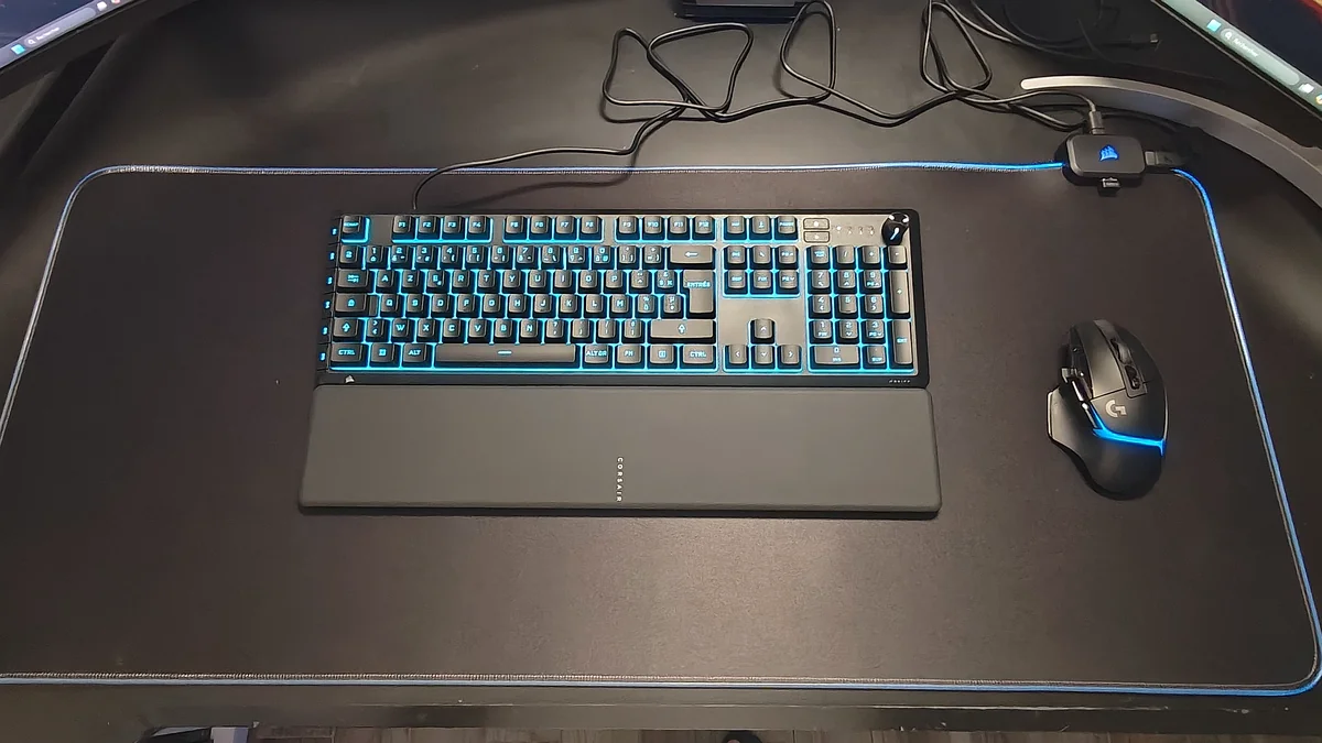 Corsair Skiff 100 Plus and MM700 RGB synchronized cyan RGB lighting