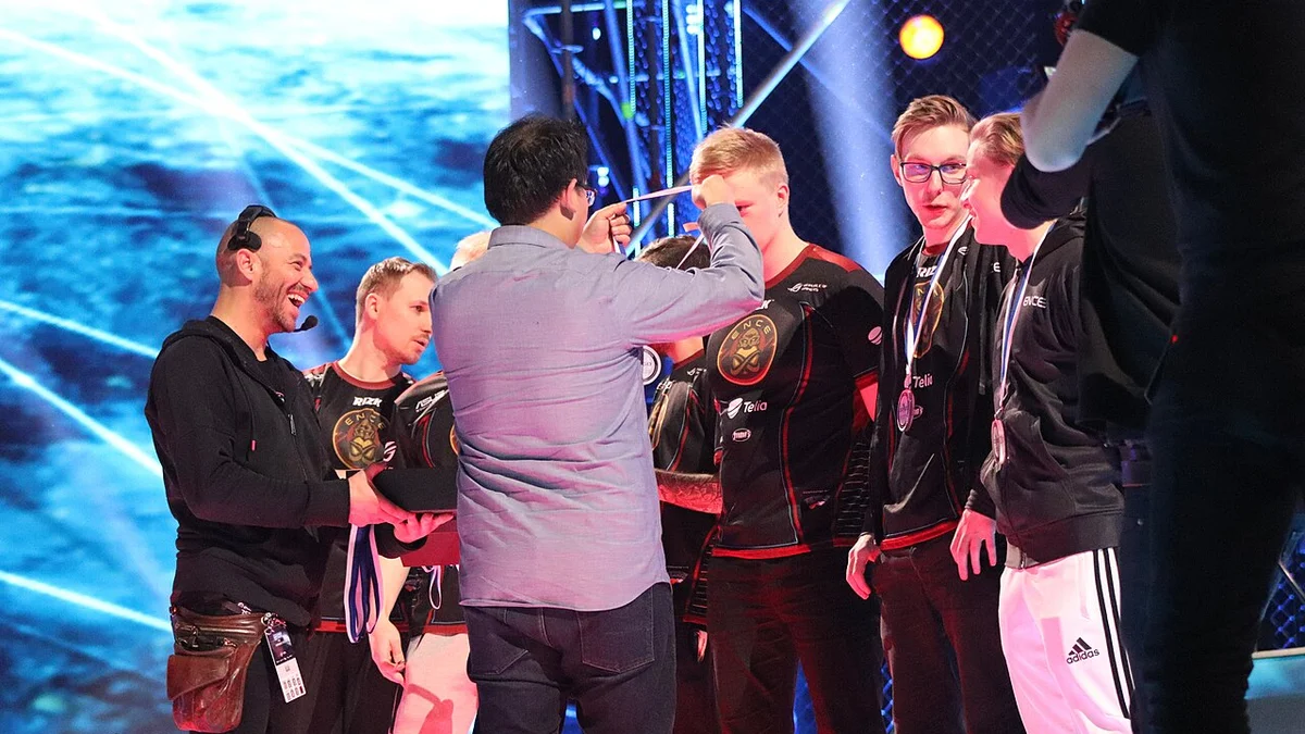 The historic all-Finnish ENCE roster receiving their runner-up medals at the IEM Katowice 2019 Major