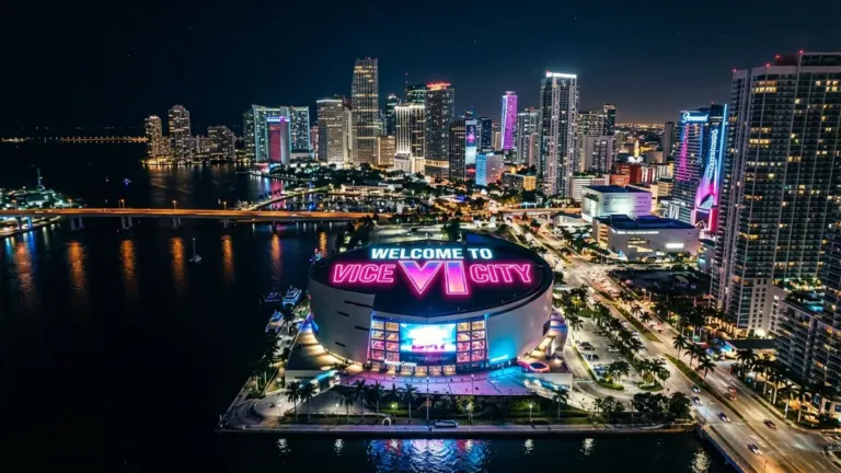 GTA 6 illuminates the roof of Kaseya Center in Miami with Welcome to Vice City sign