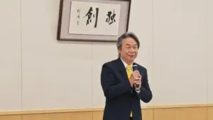 Shigeru Miyamoto speaking beneath Nintendo Dokuso originality calligraphy