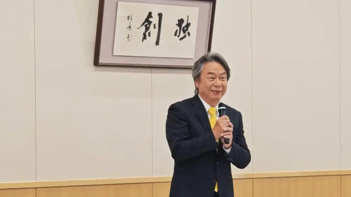 Shigeru Miyamoto speaking beneath Nintendo Dokuso originality calligraphy