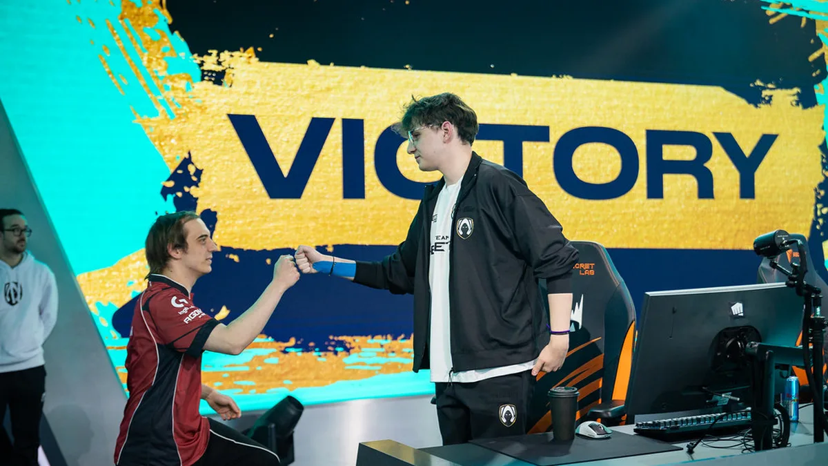 Tracyn fist bumps Caps on the LEC 2026 stage in his Team Heretics jersey